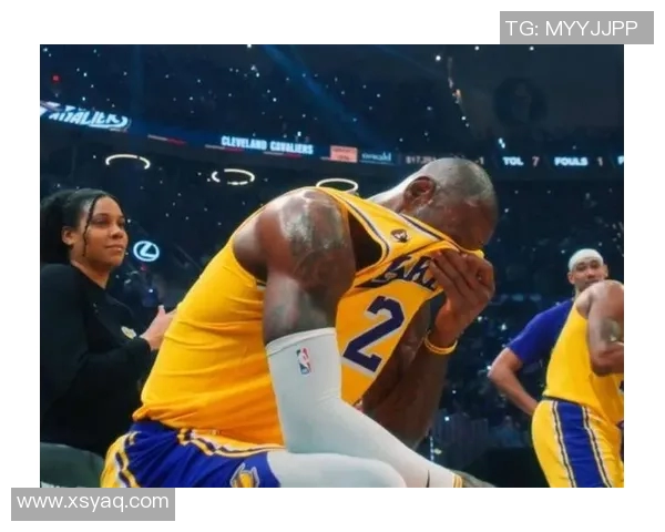 詹姆斯在热火对雷霆的比赛中鼻梁受伤引发关注球迷热议表现与伤情 詹姆斯在热火对雷霆的比赛中鼻梁受伤引发关注球迷热议表现与伤情